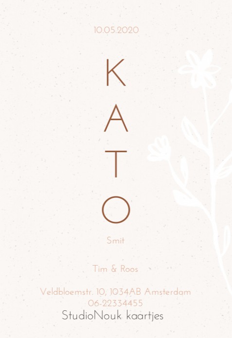 Kato geboortekaartje met bloemen achter